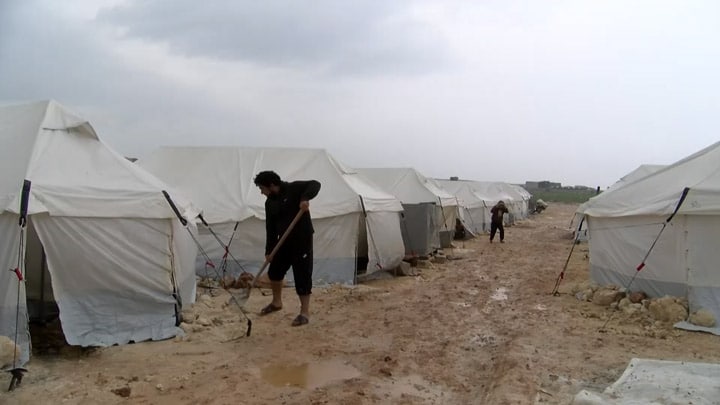 كيف أثرت العاصفة المدارية على المخيمات في الشمال السوري؟