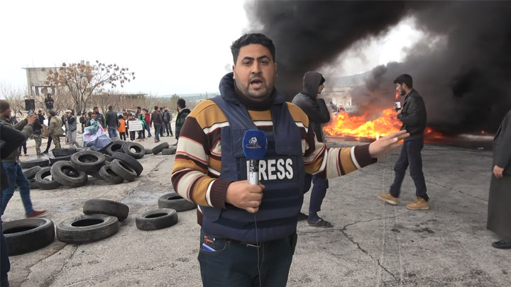 متظاهرون بريف إدلب الجنوبي يقطعون طريق إم4 احتجاجاً على قرار تسيير دوريات روسية