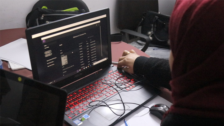 منظمة بارقة أمل تجري تدريباً نسائياً على برامج تحرير الفيديو في إدلب بغاية تمكينهن إعلامياً