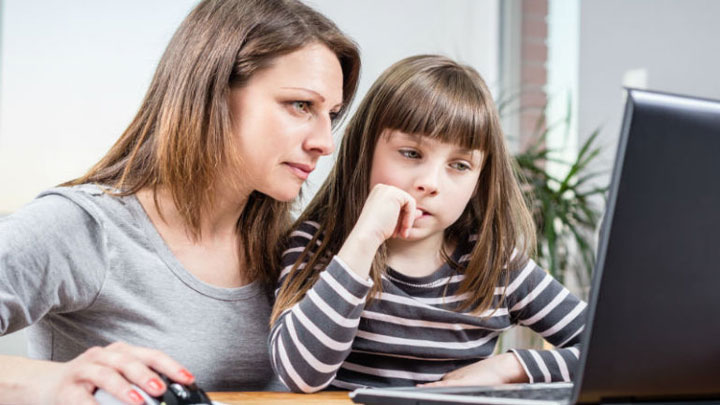 كيف تبقي على طفلك آمناً خلال تصفحه الإنترنت؟