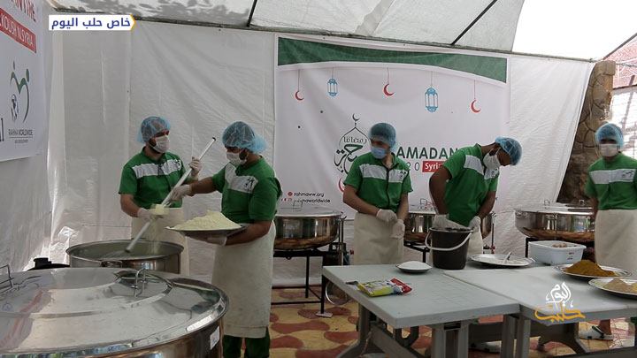مؤسسة خيرية تقدم وجبات إفطار للصائمين في مخيمات ريف إدلب الغربي