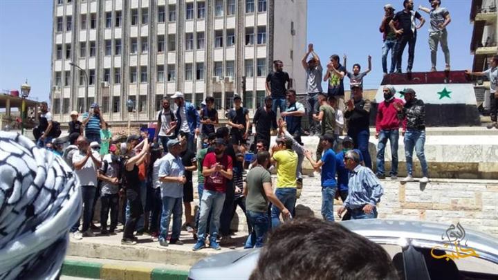 احتجاج لعدد من المدنيين في السويداء على الأوضاع المعيشية يتحول لمظاهرة