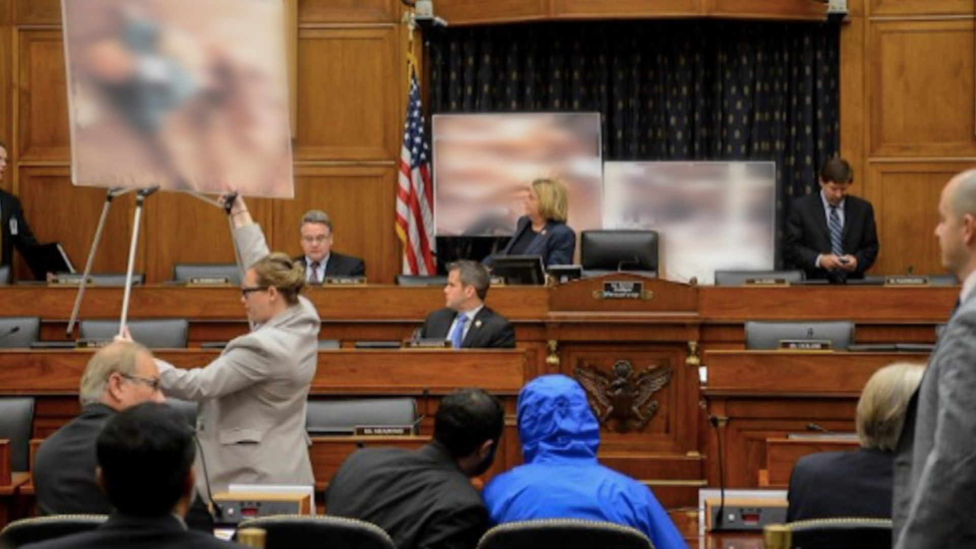 الأهالي يكتشفون مصير أبنائهم من خلال صور “قيصر”