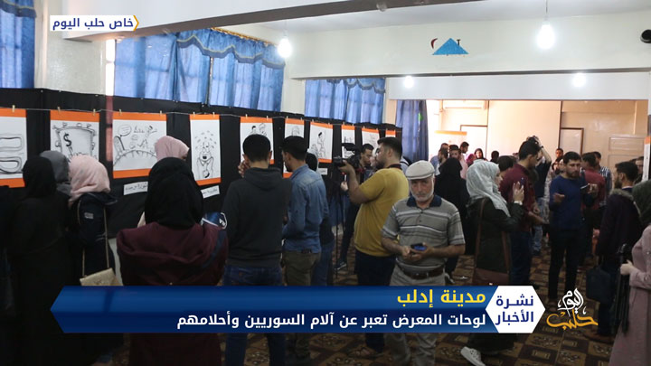 لأول مرة .. رسامة تقيم معرضا لرسوم الكاريكاتير في الشمال السوري