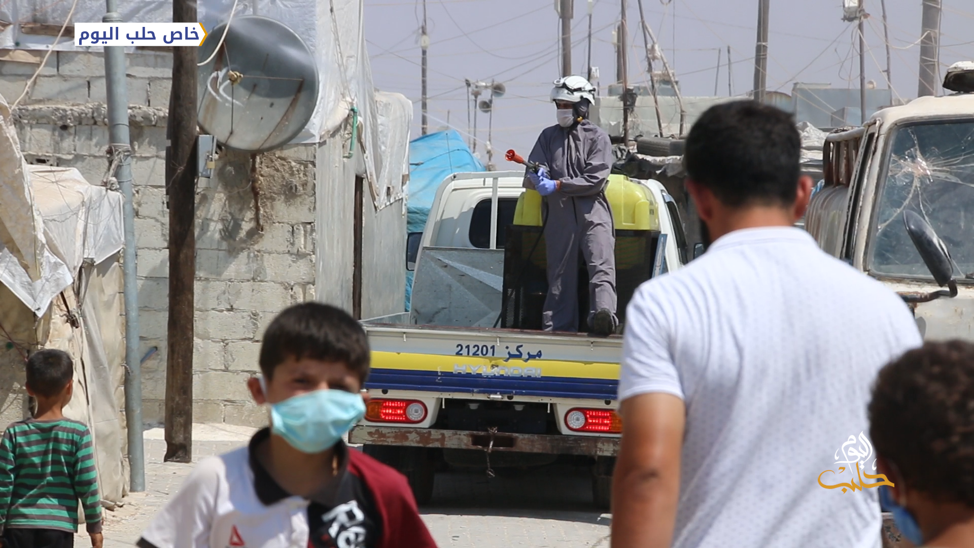 بعد ظهور إصابتين.. فرق الدفاع المدني تطلق حملة تعقيم وتوعية  في مخيم باب السلامة القديم شمالي حلب