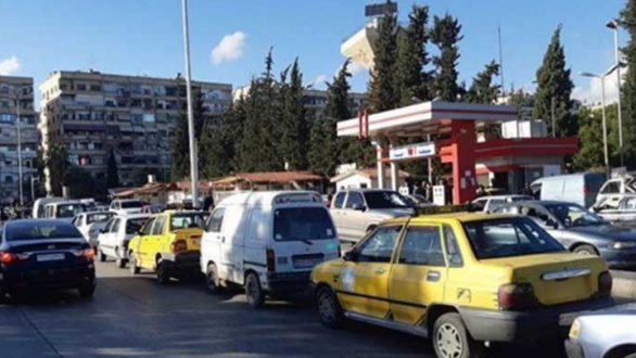 طابور من السيارات على إحدى محطات الوقود في حماة