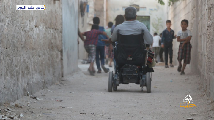 رغم إعاقته.. رجل يتحدى الصعوبات ويعمل في بيع الحطب بريف حلب الشمالي