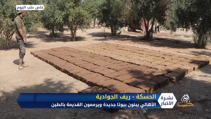 بمساعدة الجيران لبعضهم.. سكان قرى الجوادي بريف الحسكة يرممون ويبنون بيوتاً من الطين