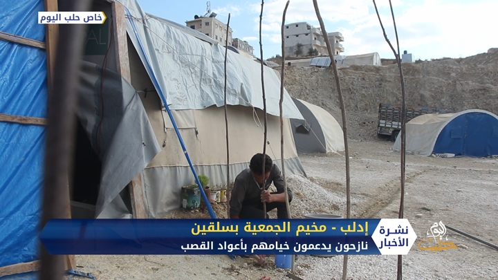 تدعيم الخيام بالقصب.. حلول جديدة يبتكرها النازحون للوقاية من عوامل الطقس