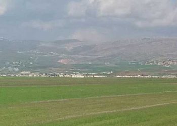 قوات النظام تستهدف سيارتين للمزارعين في ريف حماة