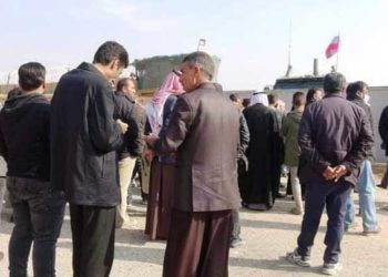 “الإدارة الذاتية” تُجبر الموظفين على “الاحتجاج ضد تركيا” في عين عيسى