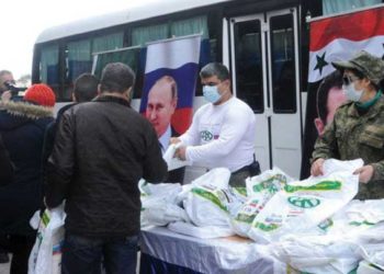 تكريساً لنفوذها.. روسيا توزع مساعدات على سكان حي موالي للنظام شرق دمشق