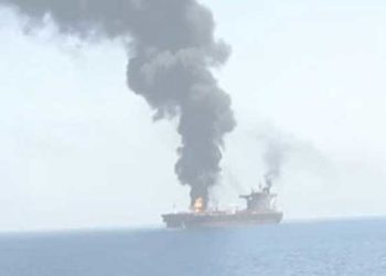 احتراق ناقلة نفط بريطانية في ميناء جدة السعودي