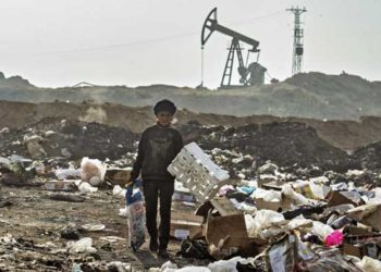 بين أكوام النفايات في شمال شرق سوريا.. فقراء يبحثون عما يسدّ رمقهم