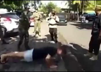 خارج السرب – تمارين ضغط عقوبة سياح يتجولون دون كمامة في إحدى الجزر الإندونيسية