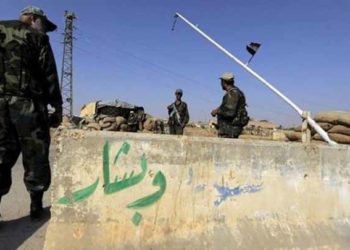 بعد الإساءة لرئيس الهيئة الروحية.. مدنيون يمزقون صور الأسد في السويداء