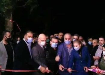 وزير ومحافظ ورئيس جامعة يفتتحون بقالة في جامعة اللاذقية ويقصون شريطها الأحمر!