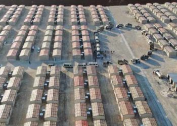 وصول مئات المنازل البديلة عن الخيم البدائية إلى مخيمات اعزاز