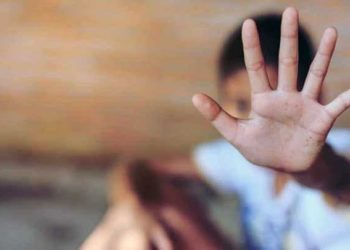 مواطن تركي يعتدي بالضرب على طفل سوري في أنقرة (صورة)