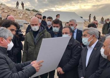 وزير الداخلية التركي يتفقد مشروع بناء منازل لنازحين بإدلب