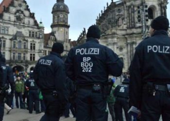 مشتبه بتمويلهم لـ”تنظيم الدولة”.. الشرطة الألمانية تداهم منازل سوريين