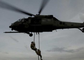 التحالف الدولي ينفذ عملية إنزال جوي ويعتقل شخص شرقي دير الزور