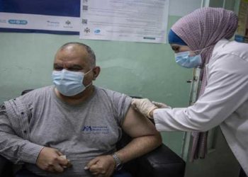 الأردن أول دولة تبدأ بتطعيم اللاجئين السوريين ضد كورونا