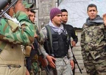 خوفاً من الاستهداف.. ميليشيا “الحرس الثوري” تزيل راياتها من مقراتها في دير الزور