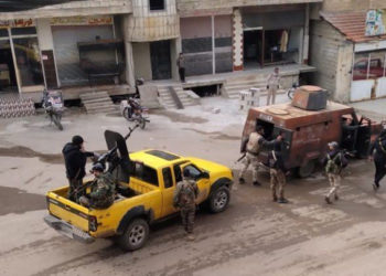 قوات النظام تداهم منازل أصحاب محال الصرافة في درعا