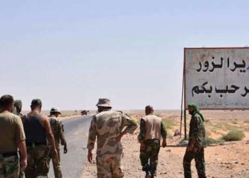 مدنيون يتعرضون للضرب من قوات النظام على طريق دير الزور