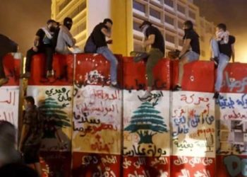 لبنانيون يتظاهرون احتجاجاً على تمديد الإقفال العام والوضع الاقتصادي