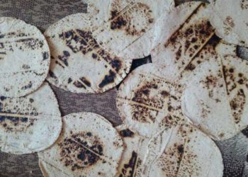 بالصور.. مواطن يعثر على “ضرس” داخل رغيف خبز