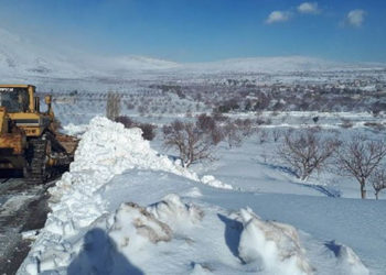 الثلوج تقطع الطرقات وتفرض عطلة إجبارية في دمشق وريفها