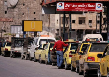 محطات وقود تواصل بيع المحروقات على الرغم من قرارات حكومية بإغلاقها في ريف دمشق