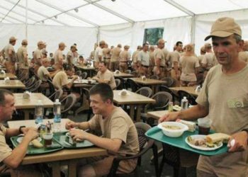 أطفال سوريون يغنون للقوات الروسية في “حميميم”