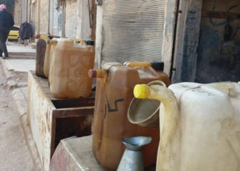 حكومة النظام تلاحق بسطات المحروقات وتتجاهل فساد المحطات