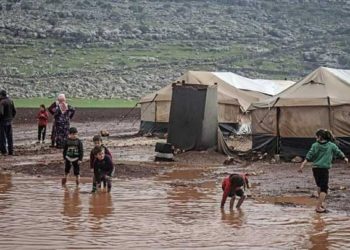 الدفاع المدني يعلن تضرر مئات العوائل في شمال غرب سوريا جراء الأمطار