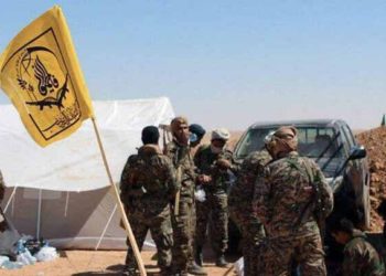 خوفاً من القصف.. ميليشيا إيرانية ترفع علم النظام شرق دير الزور