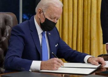 “بايدن” يوقع ثلاثة أوامر تتعلق بسياسة الهجرة الأمريكية