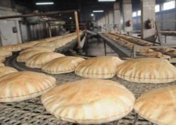 “تموين درعا” التابعة للنظام تزود أحد الأفران بطحين يحتوي “علف حيوانات”