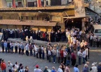 أستاذ جامعي يؤجل محاضرته بسبب انتظاره على “طابور الخبز” في طرطوس