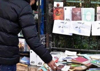 في دمشق.. سعر الكتاب 100 ليرة وبعض الأهالي يشترونها للتدفئة