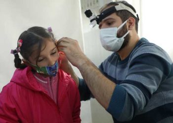 جمعية خيرية تقدم أجهزة سمع لمرضى سوريين في تركيا