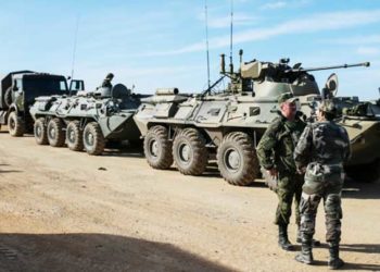 وفد روسي يلتقي قادة سابقين في المعارضة شمال حمص.. ويمنح بطاقات حصانة أمنية “صور”