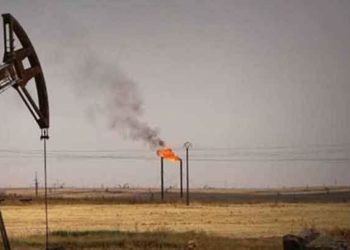 روسيا تدفع بتعزيزات عسكرية لحماية حقل نفطي ببادية دير الزور