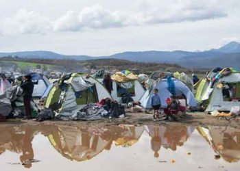 أوروبا تعتزم تمويل اليونان لبناء مخيمات جديدة للاجئين