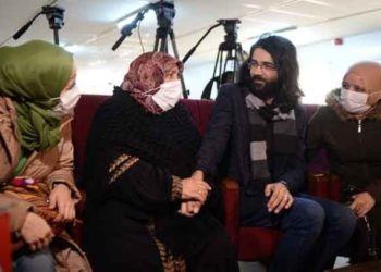 بعد فراق 8 سنوات.. شاب سوري يلتقي بعائلته في تركيا