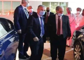 في أول زيارة له لبلد عربي.. وزير خارجية النظام يصل سلطنة عمان