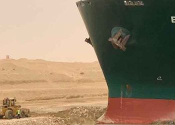 تركيا تقترح تقديم المساعدة لإعادة تعويم السفينة الجانحة في قناة السويس بمصر