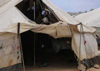 عاصفة هوائية تتسبب باقتلاع عدة خيام في شمال غرب سوريا